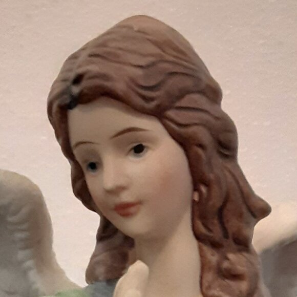 Grandeur Noel Nativity Angels (2-Piece Porcelain Figurines) - Picture 15 of 16